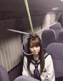 搞笑gif趣图:兄弟们不要这么认真,给女生一个机会吧