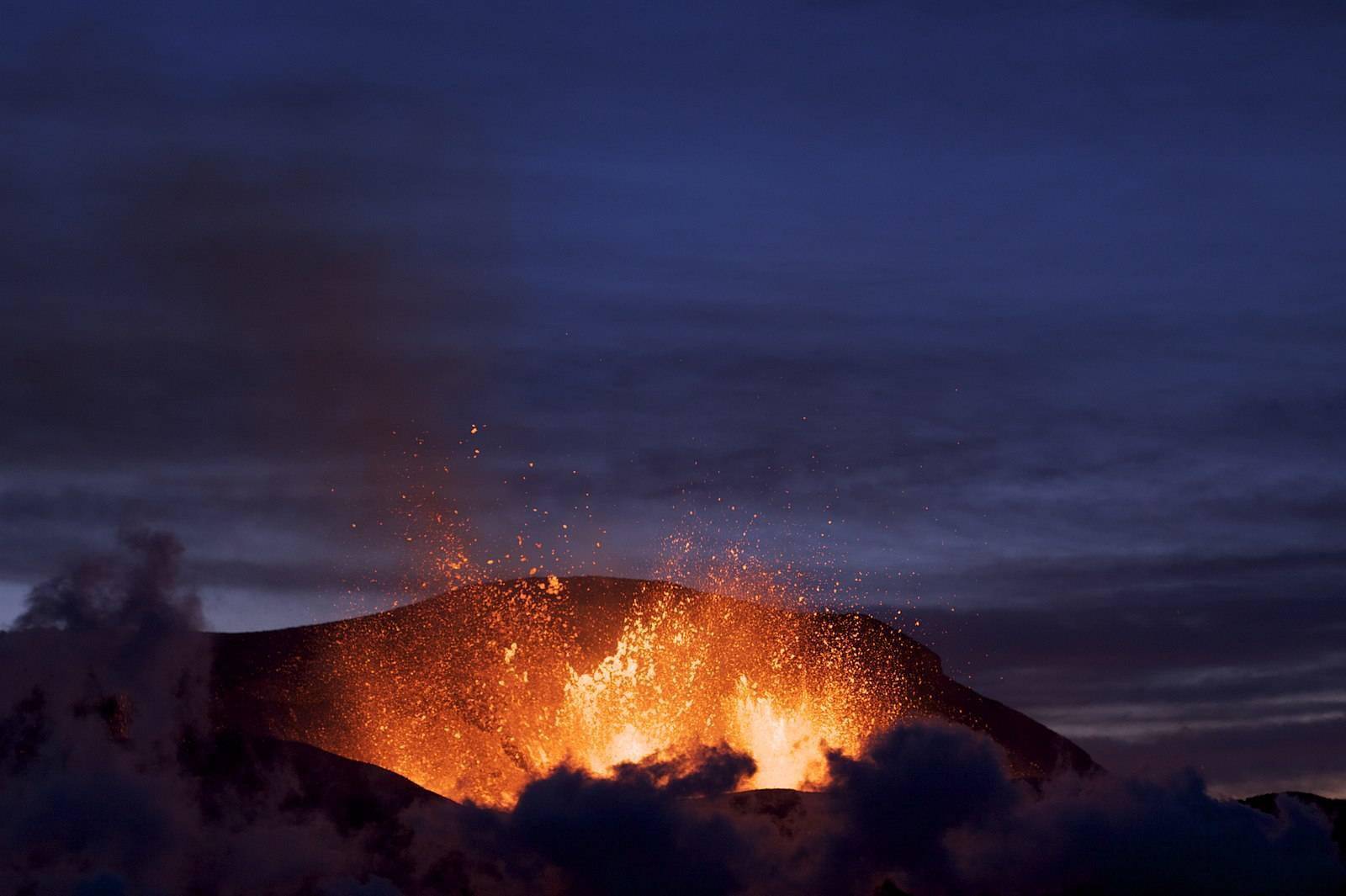 水火不容,那么海底的火山爆发,海水为什么浇不熄灭呢?