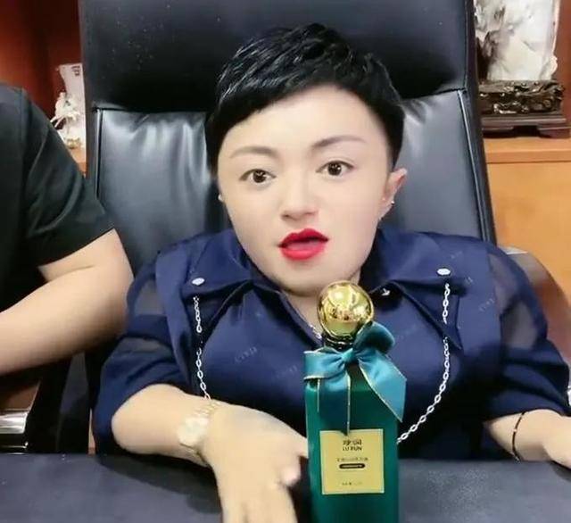 原创"瓷娃娃":李喜梅:身高不足80厘米,却身价千万,凭什么?