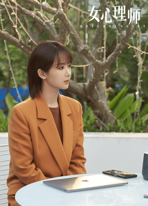 原创女心理师贺顿剧中穿搭来袭虽然就穿一次裙装但也很有魅力
