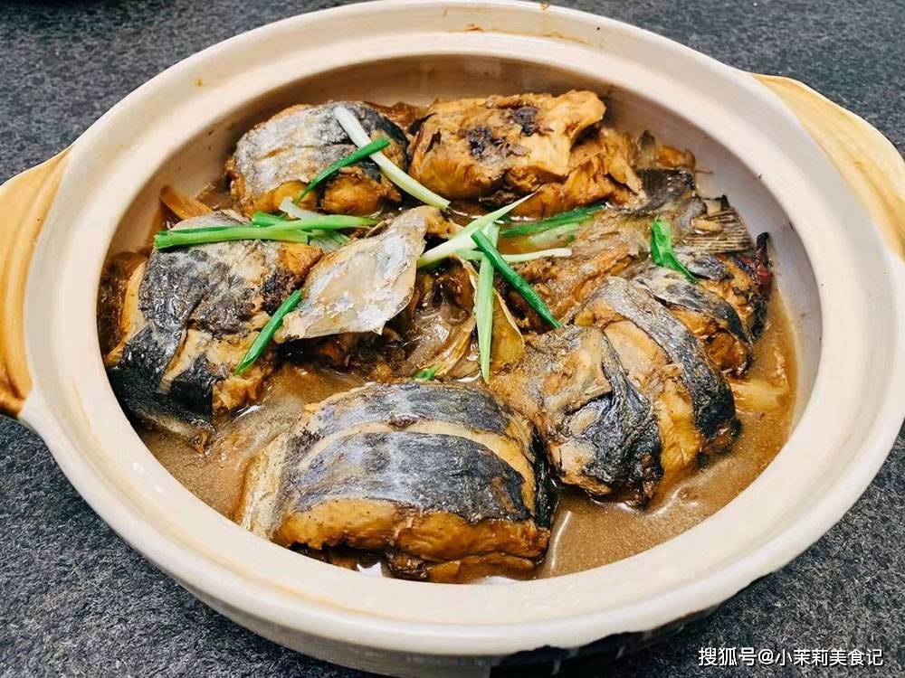 食材:鲅鱼1条,葱姜蒜适量,老抽生抽料酒白醋各1勺,白糖少许,黄豆酱1勺