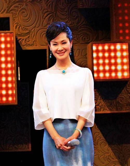原创女高音于文华,出生微寒,凭《纤夫的爱》走红,她有怎样的故事?