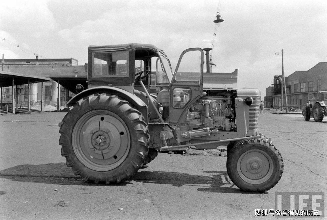 老照片 1960年白俄罗斯拖拉机厂 辛勤工作的工人_苏联