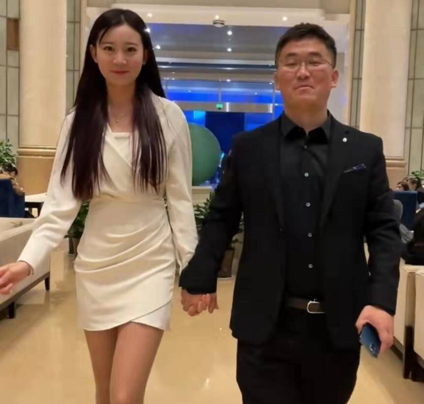 姜涛小羽毛楼梯间接吻被拍,女徒弟当晚离开姜家大院