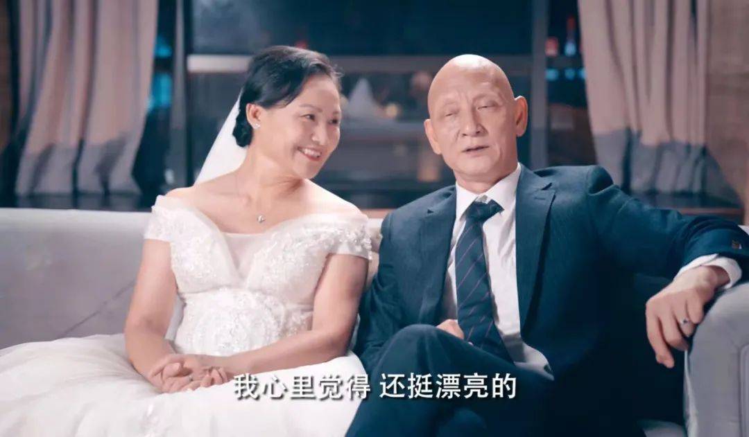 他和老婆张艳茹青梅竹马,两人一起走过了将近40年,今年八月,二人还