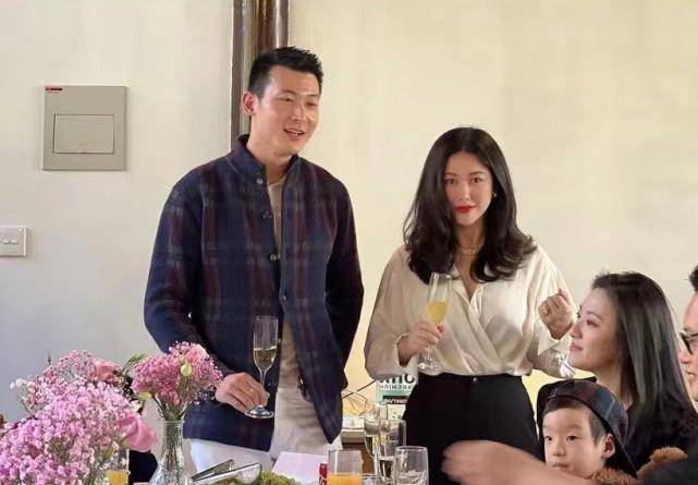 原创朱珠为爱女举办命名仪式当众被老公王昀佳公主抱夫妻俩好甜蜜