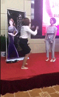 搞笑gif趣图:老弟,快可别再看了,这会要了你的命的_炒股_发射卫星