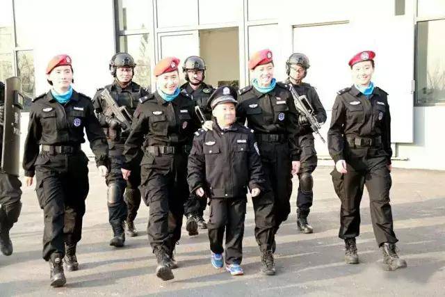 前不久,天津市公安局特警总队警犬基地迎来了一位特殊的小客人