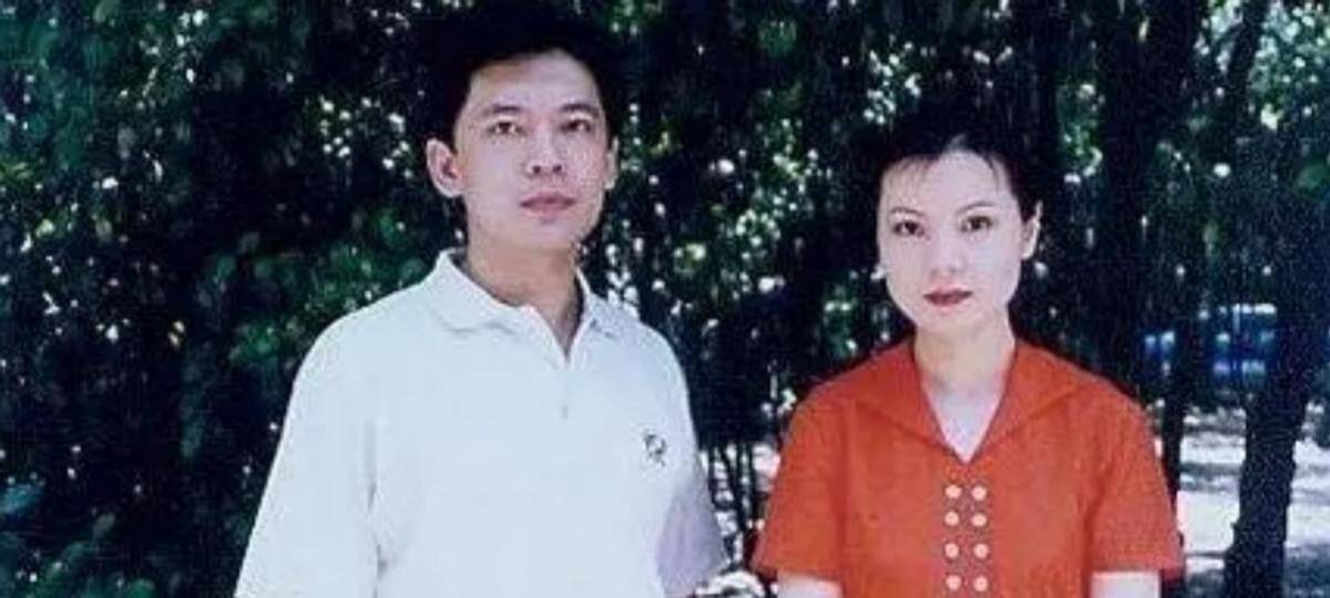 59岁何政军罕晒妻子,范雨四肢纤细心情愉快,结婚28年低调恩爱_生活