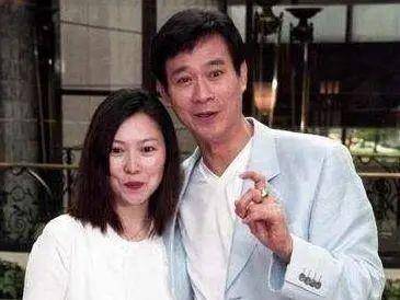 和官晶华结婚以后,女方为郑少秋生下两个女儿,分别取名为郑咏恩和郑咏