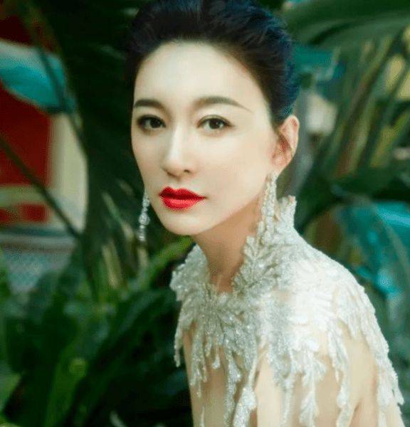 原创李小冉的肉都长在该长的地方44岁的她身材到底有多美