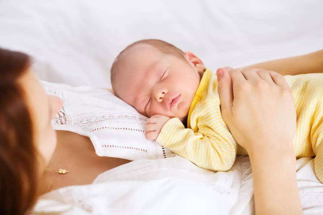 孩子断母乳的最佳时间,有两个节点,条件允许的话最好是选后一个