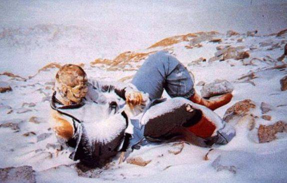 为何珠峰上的遗体没人收尸最著名的一具尸体躺了15年无人掩埋