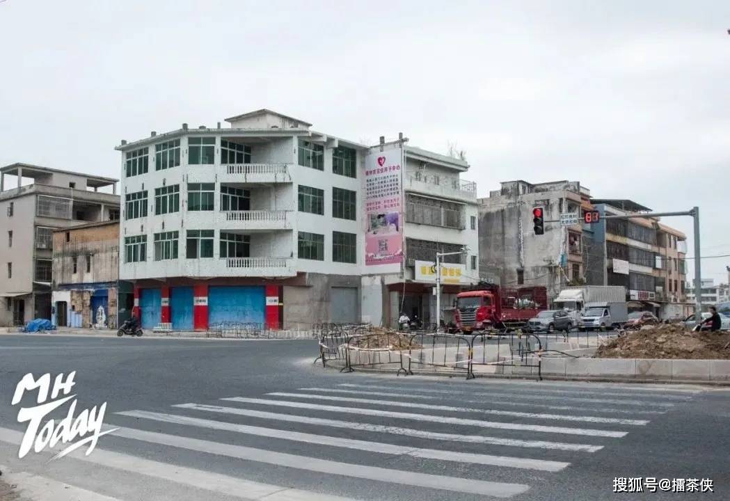 大圆的修建情况▼棉湖大道湖西路口铺设沥青对此,镇委,镇政府高度重视