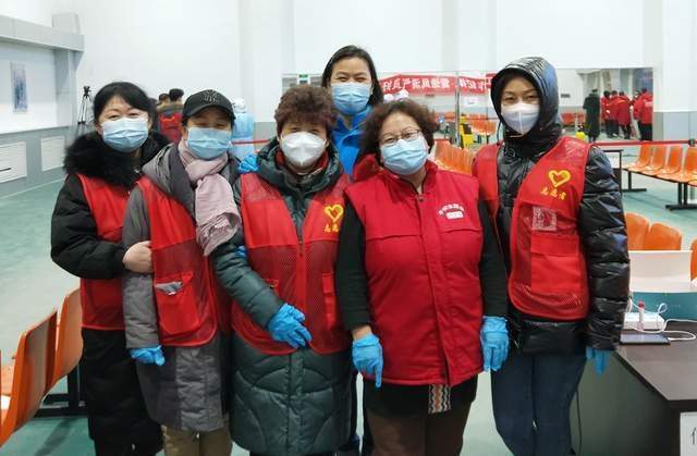 天津滨海穿防护服的妈妈志愿者