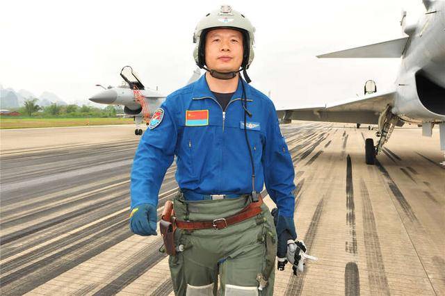 空军飞行员因战机低空撞鸟, 避让居民区成功跳伞荣立一等功_王建东