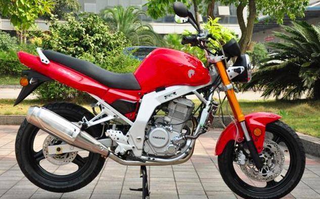 从外观上来看银钢独角兽250整体设计与本田cb400较为相似