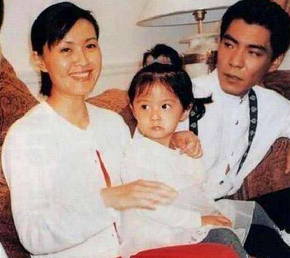 著名演员方舒:和屠洪刚离婚后,独自带两个女儿,64岁
