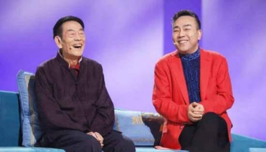 2018年,杨议与父亲杨少华创办了杨光相声社,父子两人有了自己的平台.