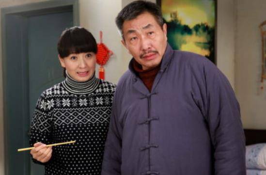 65岁老戏骨杜源,娶了4岁就认识的姑娘,恩爱40年0绯闻,女儿是她_中戏