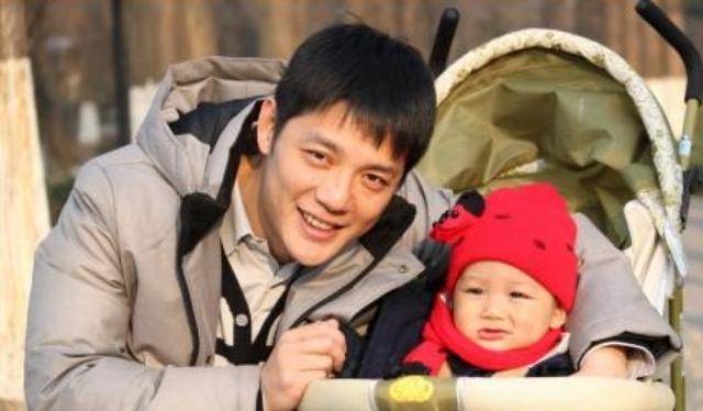 周丽淇提前收儿子满月礼,一套婴儿装2100,小bb至今保持神秘_傅程鹏