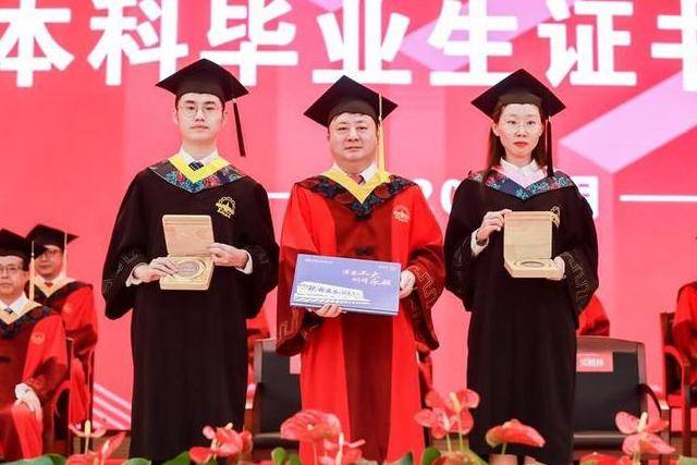 通过自考或者是成人高考考上的本科是能拿到本科毕业证和学士学位证