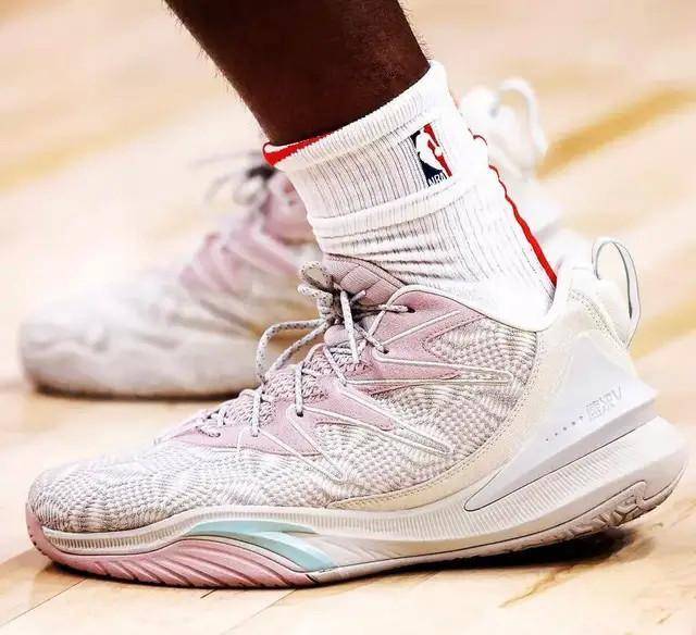 nba球员上脚三球的签名鞋很骚气汤神的安踏球鞋很耐看