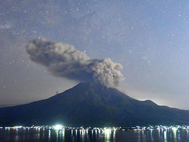 原创富士山还没动静日本又一火山爆发喷射3400米高空民众恐慌