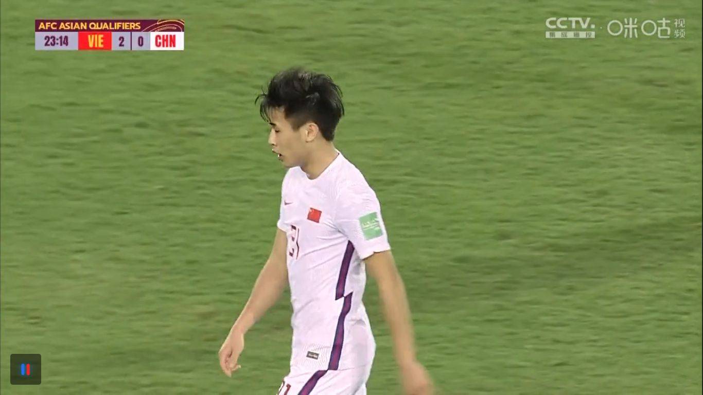 第32分钟,王燊超带球到了禁区前沿左侧危险地带起球传中,武磊禁区后点