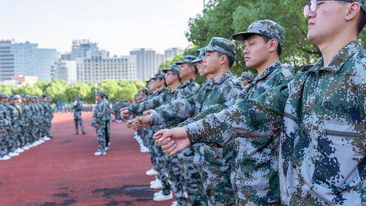 在进入大学的时候就要做出相应的准备,要医院开一些证明给班主任看