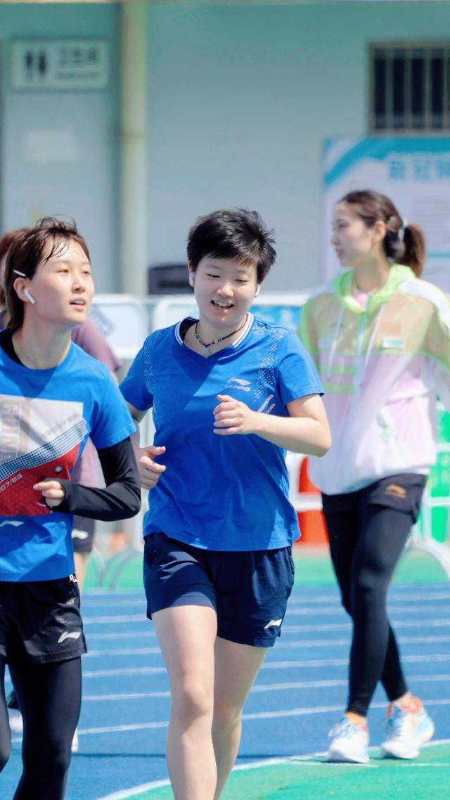 孙颖莎烈日下训练大汗淋漓,陈梦带娃送粉色球台冰