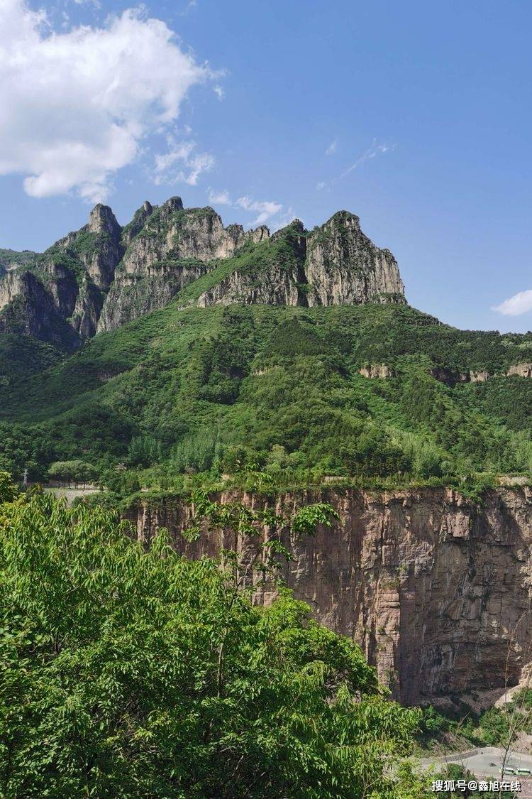 全国七条挂壁公路之一太行山 隧道之父绝壁长廊天堑变通途_郭亮_停车