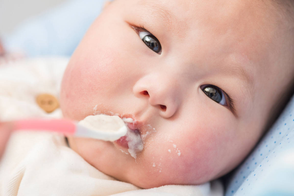 孩子第1种辅食米粉怎么加？七大误区要避开,不然就是在＂坑“娃