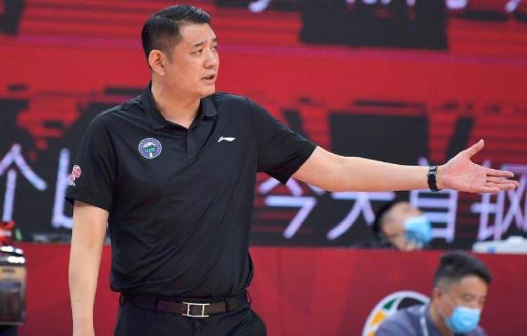 山东男篮的定海神针巩晓彬已经证明这一点李春江杜锋都做不到