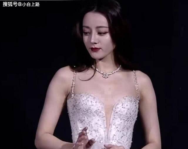 原创被男主持人一脚踢开裙摆谁注意到热巴的回应了装不出来的素养