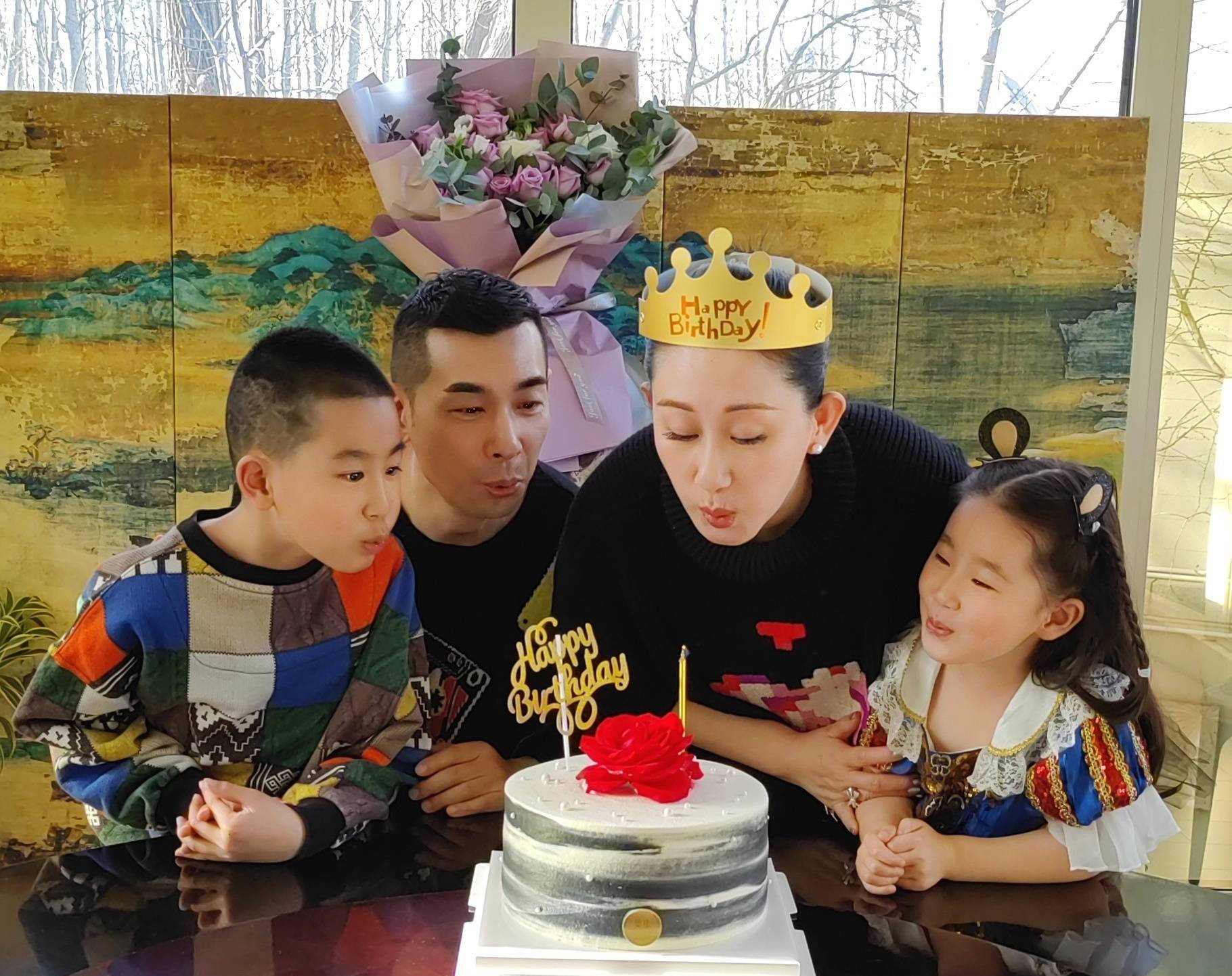 赵文卓为妻子张丹露庆生儿女相伴一家人温馨十足