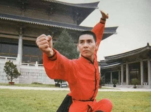 虽然赵长军是一个武林高手,但也禁不住多人的围攻,他曾在和别人抢出租