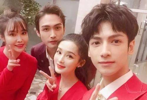 罗云熙和谁合照都"面带微笑",可遇到她,抱入怀中笑不停_角色_张合照