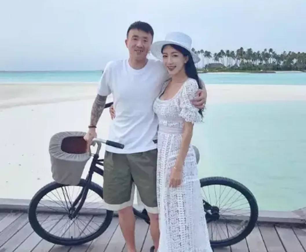 男足队员的漂亮老婆们多是模特和空姐个个肤白貌美大长腿