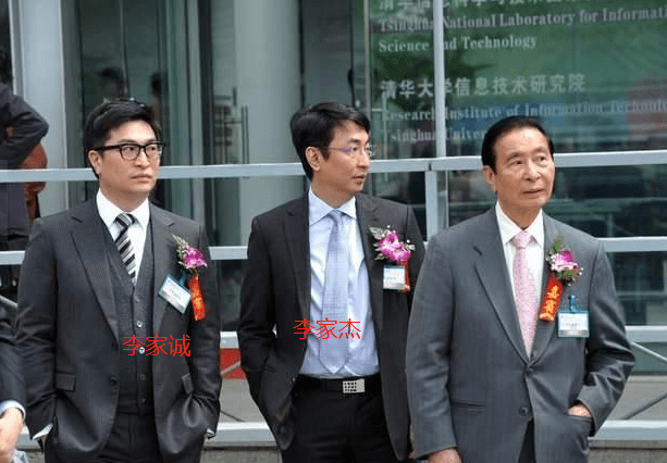 先说大儿子李家杰,人家到大学期间,确实是谈了一任女朋友.