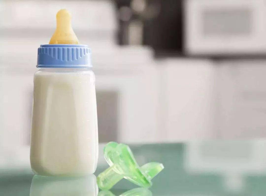 用牛奶冲泡奶粉,把孩子喝进医院,别轻信这些＂有毒＂的哺乳方式
