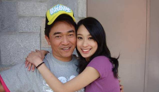 当众亲吻28岁女儿,并直言40岁才能嫁人_张葳葳_浪子_陈孝萱