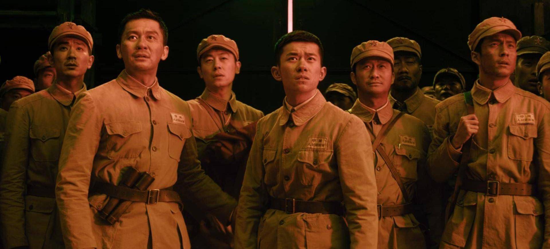 《长津湖》剧照.七连在军列上观望长城.