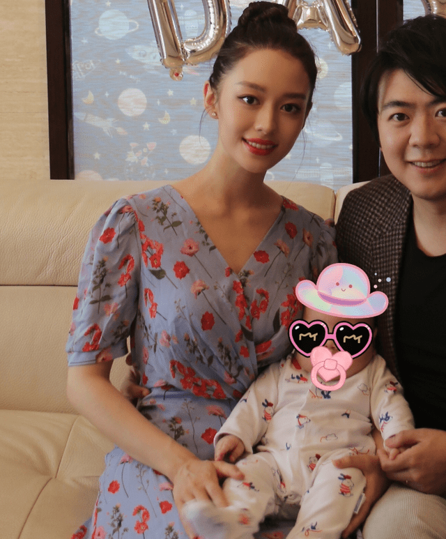 吉娜晒照庆祝儿子百天产后恢复快身材纤瘦郎朗手放位置好宠妻