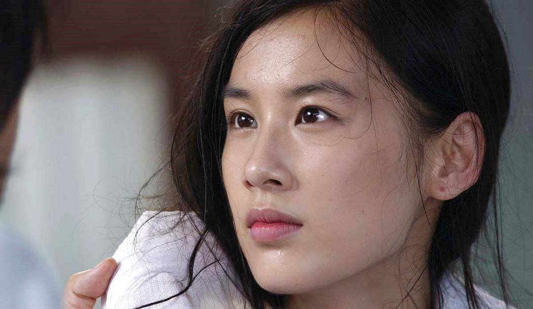 眼如铜铃,双眼呆滞,娱乐圈美女的抠脚演技,跟哪个导演学的?