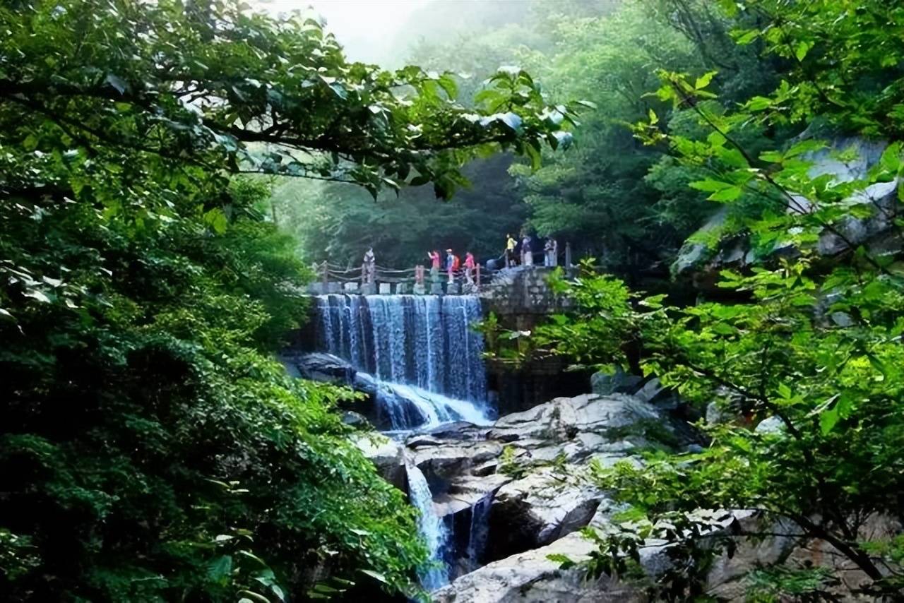 特色各异的景点星罗棋布,有蒲谷,能仁寺,天南第一峰,鸣春谷,九龙泉