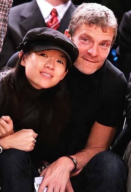 艾维·尼沃是时代华纳最大的个人股东,离异,单身,有个女儿,当时他身家