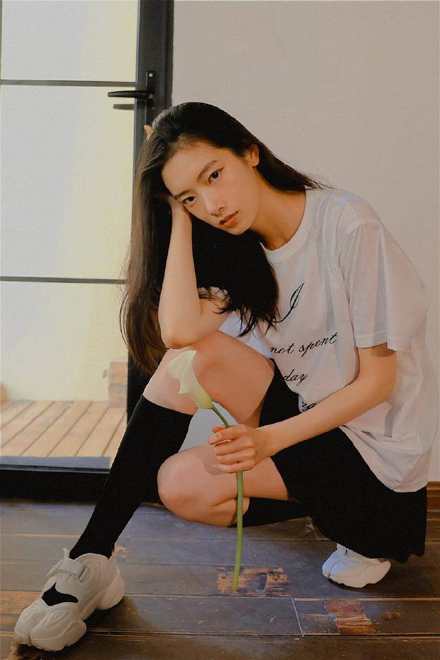 项偞婧高级感全开,穿蕾丝内衣配百褶衬衫,没有一丝