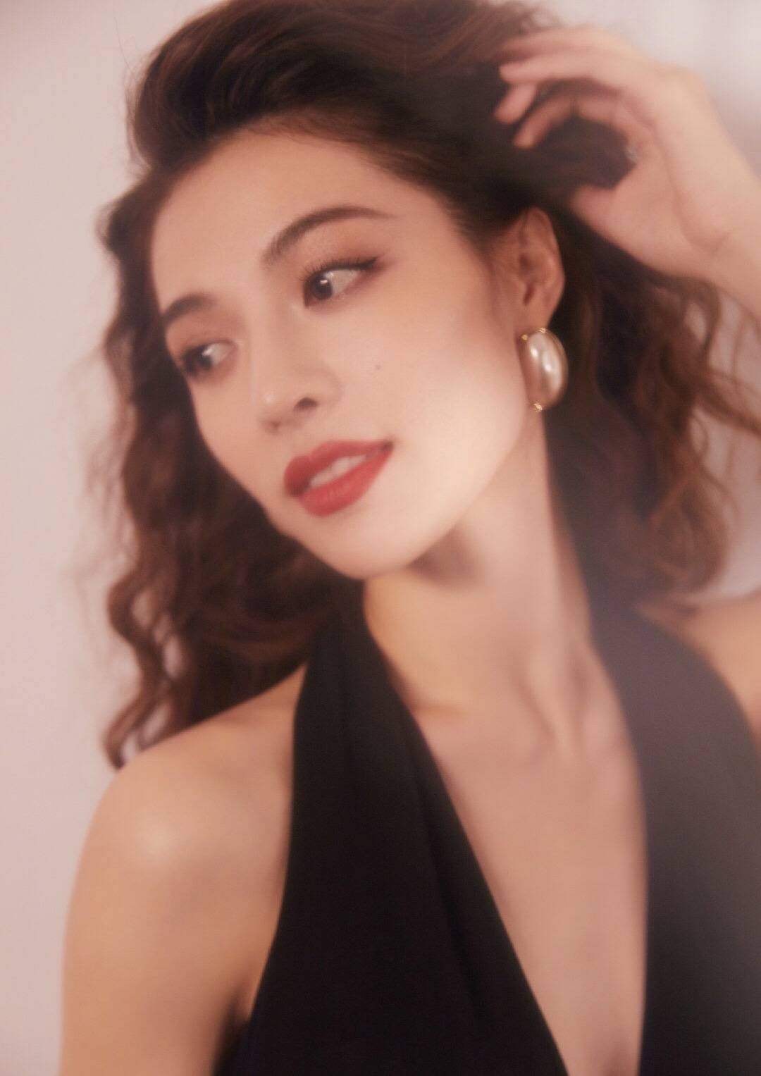 比如《芳华》里的文工团女兵萧穗子,《八月未央》的女主未央,《神探