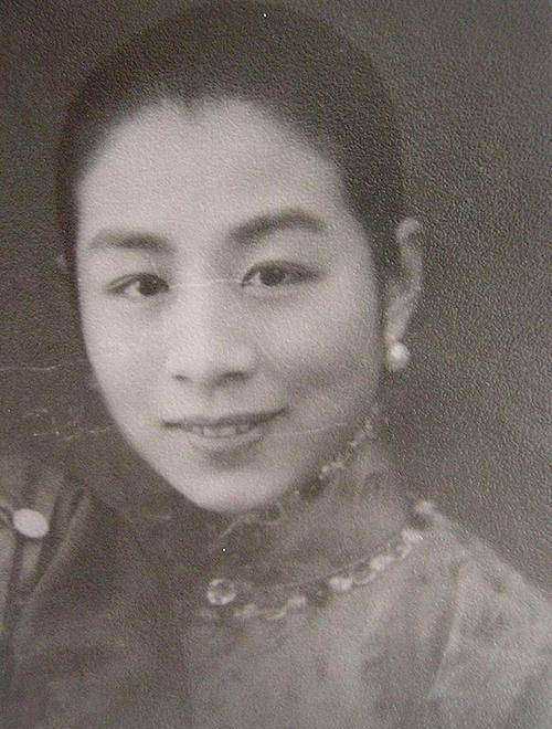 而李国秦作为李鸿章的侄孙女,虽然在她出生时,李鸿章已经去世,但是李